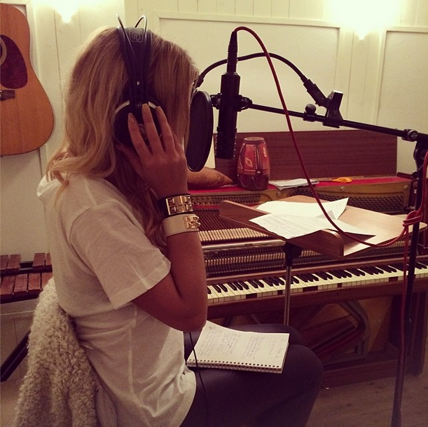 Här är hon i studion tillsammans med Modette och spelar in för X-Mas @ Modette 